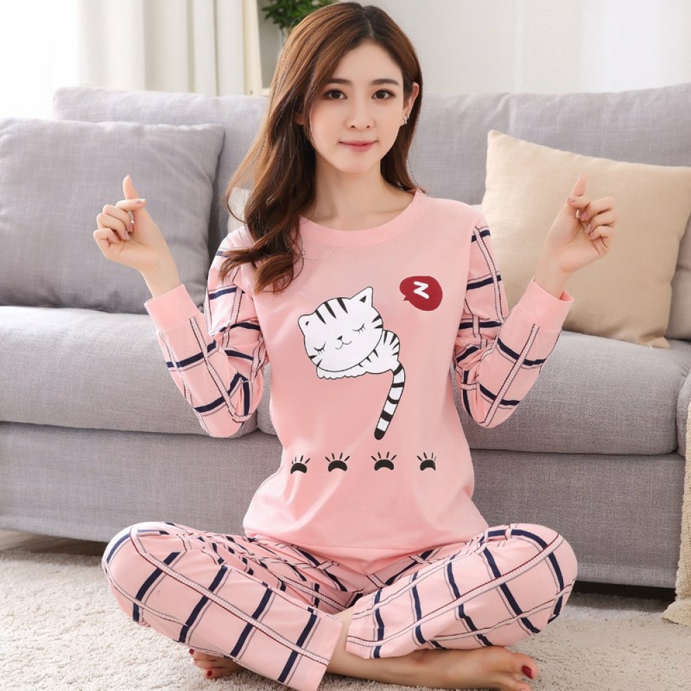 Pyjama mignon 2 pièces à manches longues pour femmes portée par une femme assise sur un tapis devant une chaise dans une maison