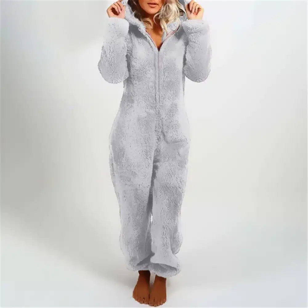 Combinaison pyjama polaire grise portée par une femme blonde