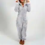 Combinaison pyjama polaire grise portée par une femme blonde