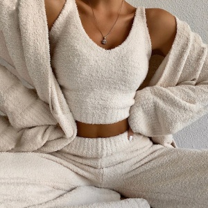 Pyjama pilou pilou de couleur blanc porté par une femme