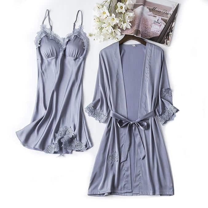 pyjama sexy gris posés sur un cintre et un magazine sur un fond blanc