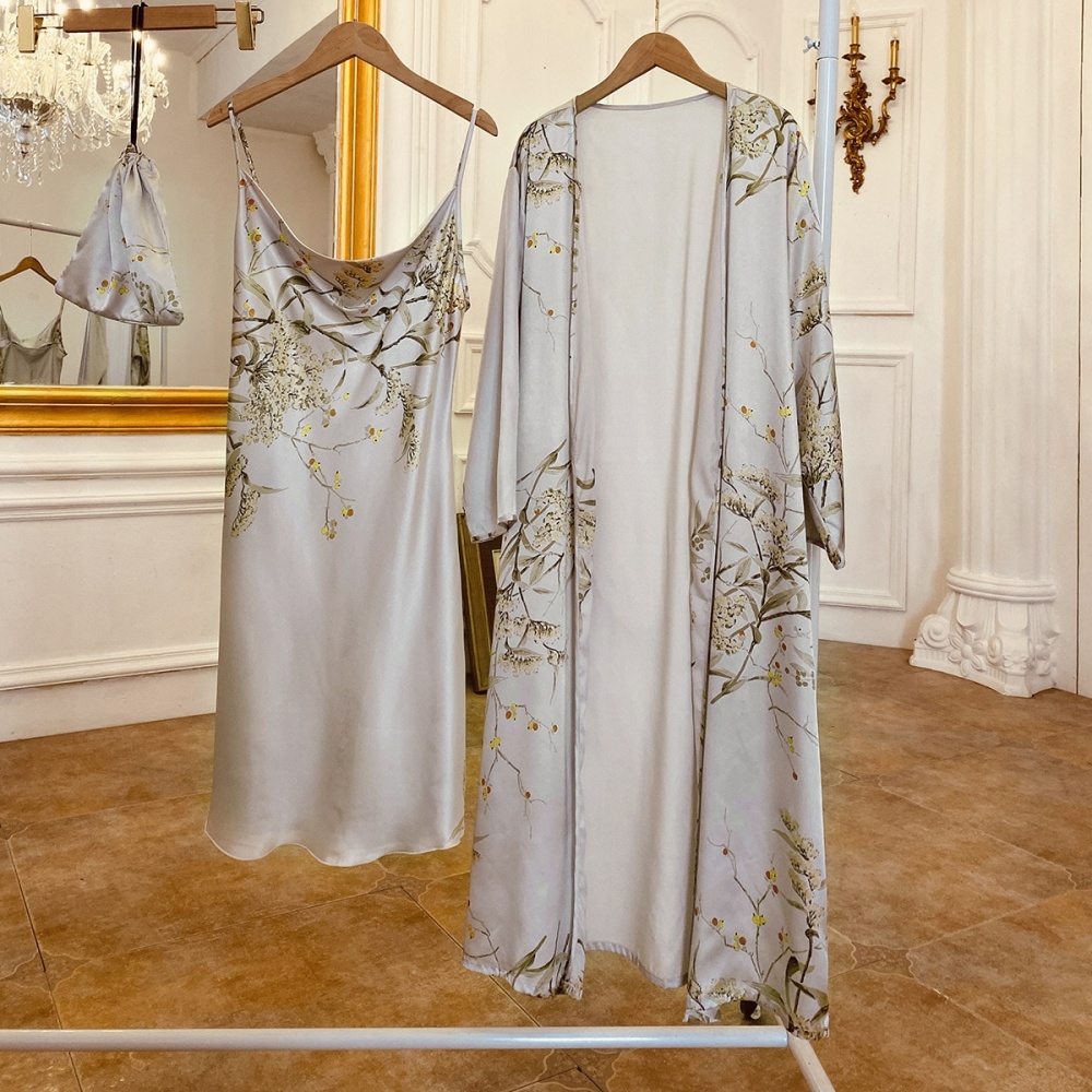 Pyjama sexy gris à imprimé floral suspendu sur cintre dans une pièce à parquet et mur blanc et devant un grand miroir au cadre doré