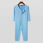 Combinaison pyjama homme de couleur bleu suspendu à un cintre