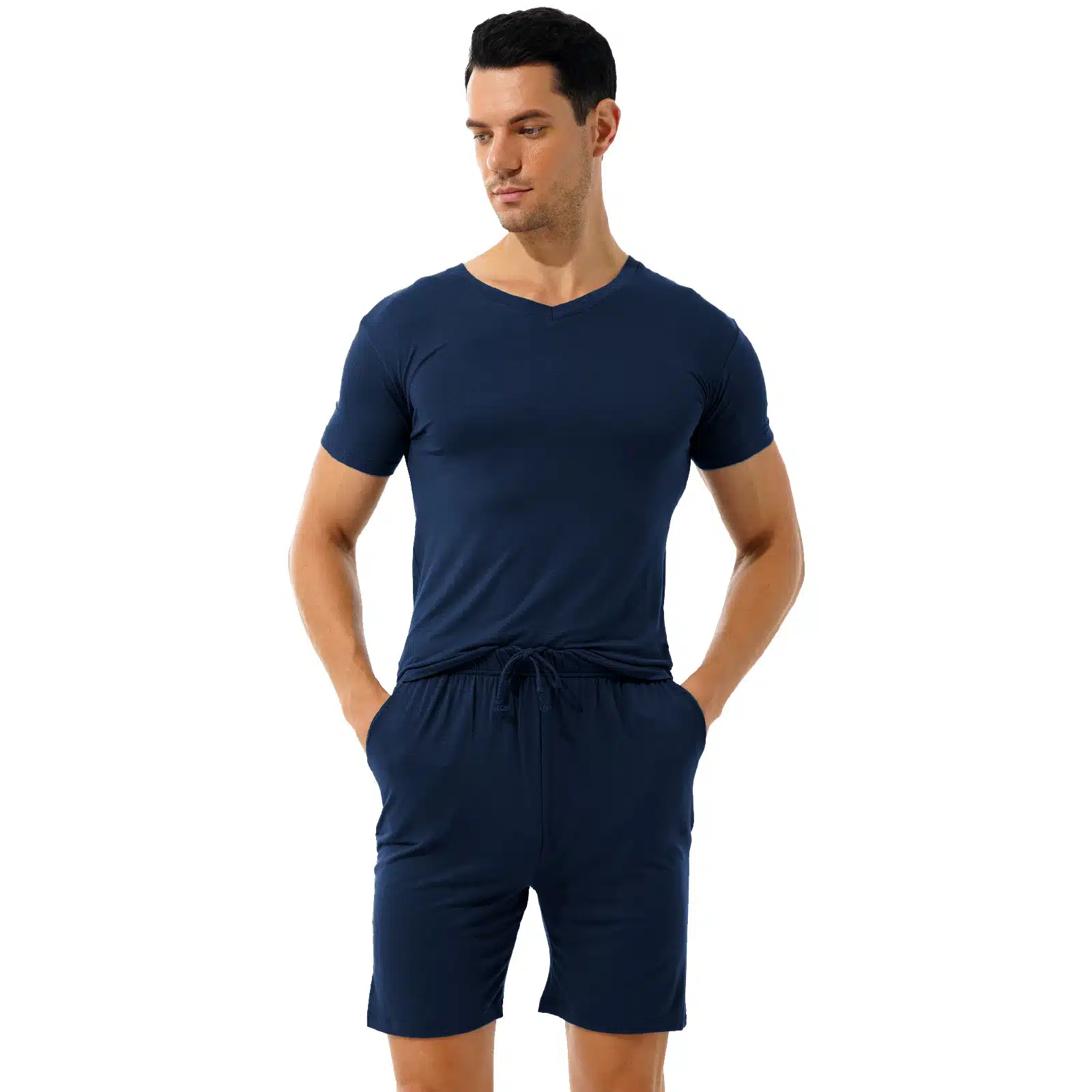 Pyjashort de couleur bleu porté par un homme brun avec les mains dans les poches