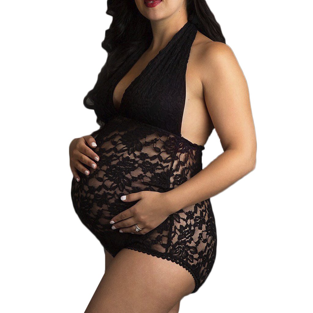 Pyjama grossesse en dentelle noire, porté par une femme se tenant le ventre