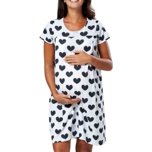 Une femme enceinte avec une chemise de nuit blanche à coeur noire