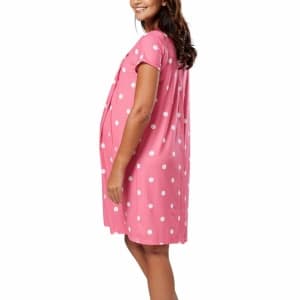 Femme enceinte qui porte un pyjama d'allaitement, une chemise de nuit rose à pois blanc