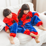 Deux enfants sur canapé avec ensemble de pyjama spiderman bleu et rouge