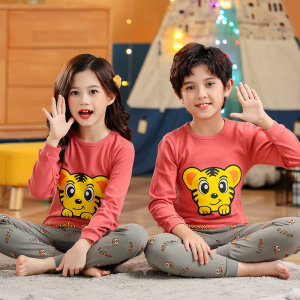 Ensemble pyjama enfants confortable vert avec image sur le devant du tee-shirt avec toroto.