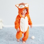 Bébé dans une combinaison pyjama orange en forme de renard