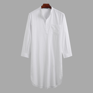 pyjama d'été pour homme robe de nuit à manches longue , blanche, suspendue sur un cintre et présenté sur fond gris