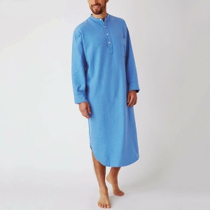 Homme qui porte un pyjama d'été une robe de nuit pour homme bleue, il est présenté sur fond blanc