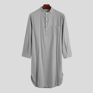 pyjama d'été pour homme robe de nuit à manches longue , grise, suspendue sur un cintre et présenté sur fond gris