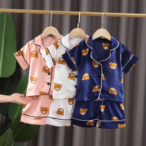 Trois pyjamas enfant sur cintre avec des motifs d'ours de couleur rose, blanc et bleu